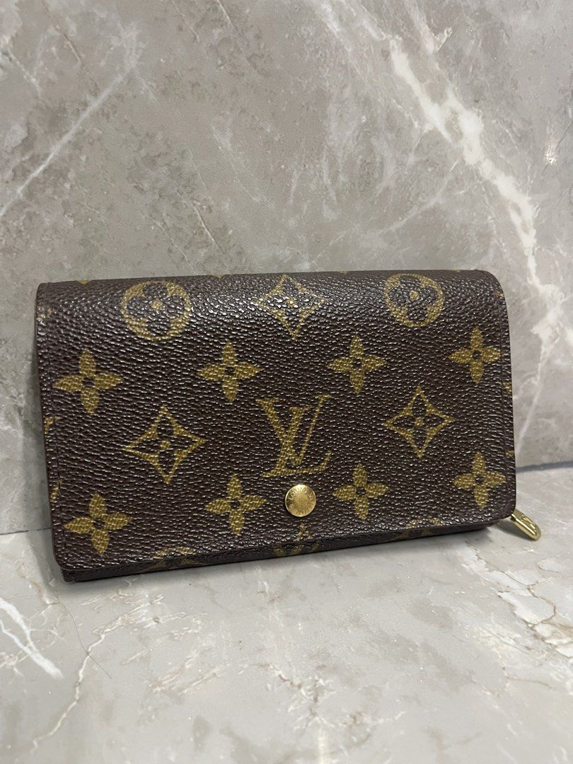 Louis Vuitton Monogram Canvas (Category: Luxury Bags & Wallets) located in Calaca. Submitted by cesium.137 (Listing ID 1455255445, Image 1). Description: - Authentic Louis Vuitton Monogram Key Holder - Classic Monogram Canvas - Holds up to 6 keys - Secure snap button closure - Made in Spain - Perfect for stylish key organization Price: ₱6,000 📍Batangas.