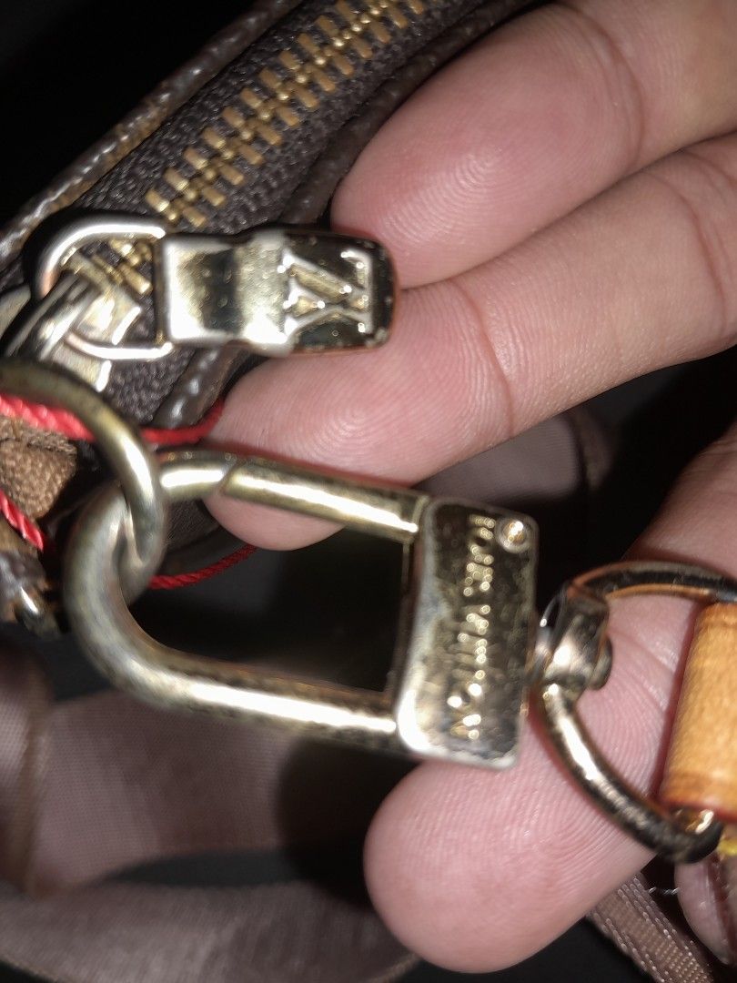 LOUIS VUITTON SLING BAG (Category: Luxury Bags & Wallets) located in Alburquerque. Submitted by zkethrifter (Listing ID 1455147635, Image 2). Description: .