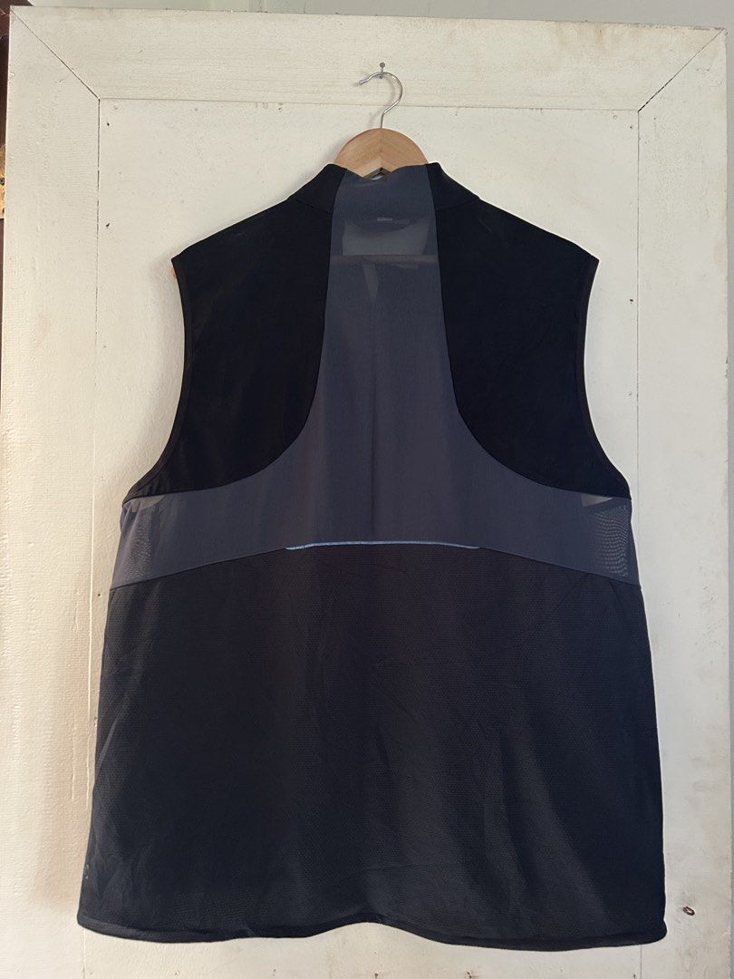 Lululemon Men's Vest Black (Category: Vests) located in Cagayan de Oro. Submitted by _tstudiooo (Listing ID 1455319855, Image 3). Description: - Lululemon Men's Vest - Color: Black - Lightweight and breathable material - Ideal for running and workouts - Side zippered pockets for secure storage - Adjustable drawstring hem for a customized fit - Signature Lululemon logo detail W23 L28 Color 10/10 Condition 10/10 Issue X.