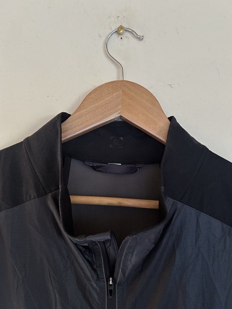 Lululemon Men's Vest Black (Category: Vests) located in Cagayan de Oro. Submitted by _tstudiooo (Listing ID 1455319855, Image 2). Description: - Lululemon Men's Vest - Color: Black - Lightweight and breathable material - Ideal for running and workouts - Side zippered pockets for secure storage - Adjustable drawstring hem for a customized fit - Signature Lululemon logo detail W23 L28 Color 10/10 Condition 10/10 Issue X.