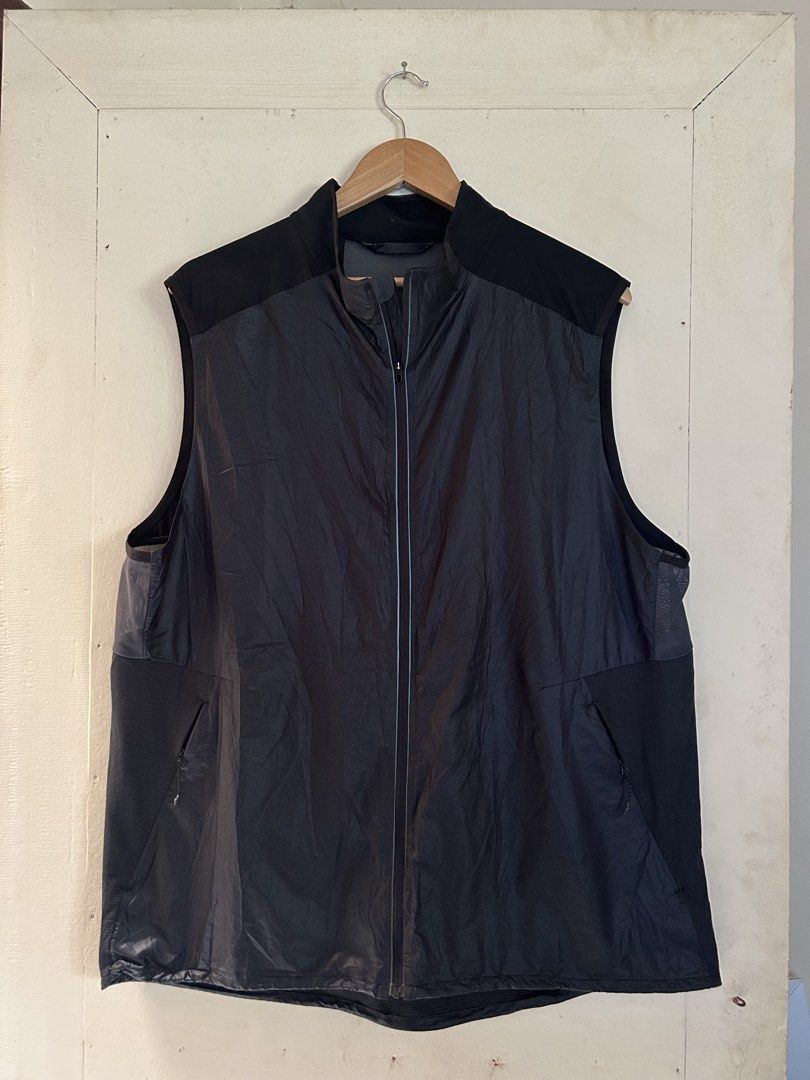 Lululemon Men's Vest Black (Category: Vests) located in Cagayan de Oro. Submitted by _tstudiooo (Listing ID 1455319855, Image 1). Description: - Lululemon Men's Vest - Color: Black - Lightweight and breathable material - Ideal for running and workouts - Side zippered pockets for secure storage - Adjustable drawstring hem for a customized fit - Signature Lululemon logo detail W23 L28 Color 10/10 Condition 10/10 Issue X.