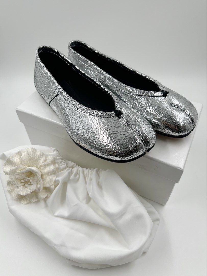 ⚜️Maison Margiela tabi Shoes (Category: Sneakers & Footwear) located in Makati City. Submitted by 90sangel (Listing ID 1455309882, Image 1). Description: •Item: New 🧚🏻‍♀️ tabi flats •Size: 37 (can source other size) •Condition: Brand New condition *SALE - 15k this week .