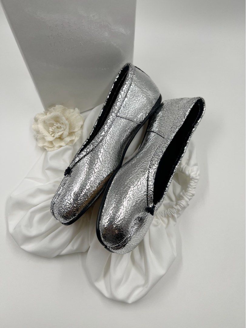 ⚜️Maison Margiela tabi Shoes (Category: Sneakers & Footwear) located in Makati City. Submitted by 90sangel (Listing ID 1455309882, Image 2). Description: •Item: New 🧚🏻‍♀️ tabi flats •Size: 37 (can source other size) •Condition: Brand New condition *SALE - 15k this week .