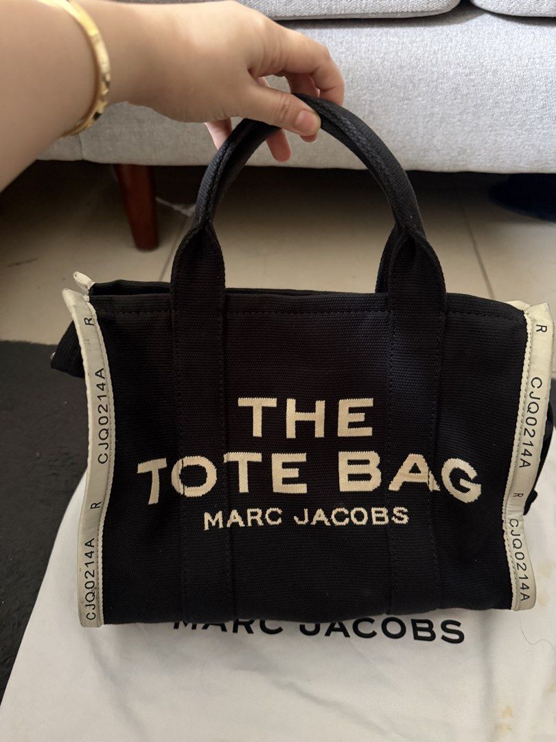 Marc Jacobs The Tote Bag Black Canvas (Category: Luxury Bags & Wallets) located in San Fernando. Submitted by rcrxoxo (Listing ID 1455205971, Image 2). Description: - Authentic Marc Jacobs black canvas tote bag - Comes with original dust bag - Includes detachable crossbody strap - Ideal for everyday use - Spacious interior.