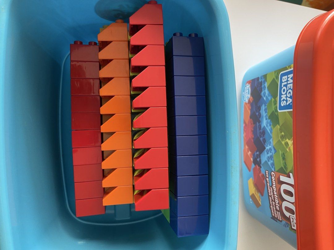 MEGA BLOKS (Category: Lego & Building Sets) located in Singapore. Submitted by gdluck (Listing ID 1455217513, Image 2). Description: No missing pieces Still in good condition 01 box $10 . Take 02 boxes for $15 . .
