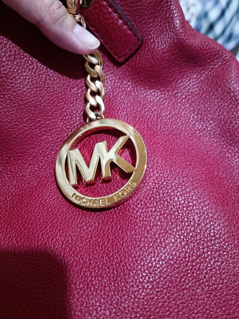 Michael Kors Jet Set Leather Chain Shoulder Tote (Category: Luxury Bags & Wallets) located in Pasig City. Submitted by charmillee (Listing ID 1455311230, Image 3). Description: •Authentic •Still with Card •Leather and lining intact •Pristine hardware •Issue: no more long strap but can still be used as tote/shoulder bag •Price negotiable.