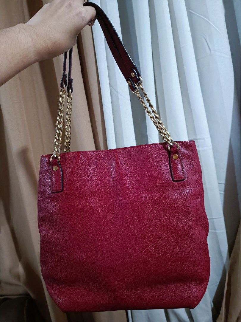 Michael Kors Jet Set Leather Chain Shoulder Tote (Category: Luxury Bags & Wallets) located in Pasig City. Submitted by charmillee (Listing ID 1455311230, Image 2). Description: •Authentic •Still with Card •Leather and lining intact •Pristine hardware •Issue: no more long strap but can still be used as tote/shoulder bag •Price negotiable.