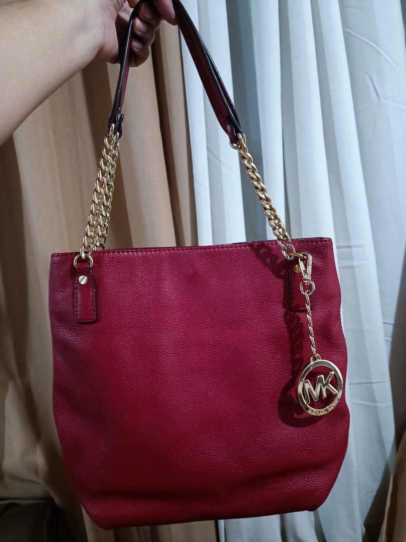 Michael Kors Jet Set Leather Chain Shoulder Tote (Category: Luxury Bags & Wallets) located in Pasig City. Submitted by charmillee (Listing ID 1455311230, Image 1). Description: •Authentic •Still with Card •Leather and lining intact •Pristine hardware •Issue: no more long strap but can still be used as tote/shoulder bag •Price negotiable.