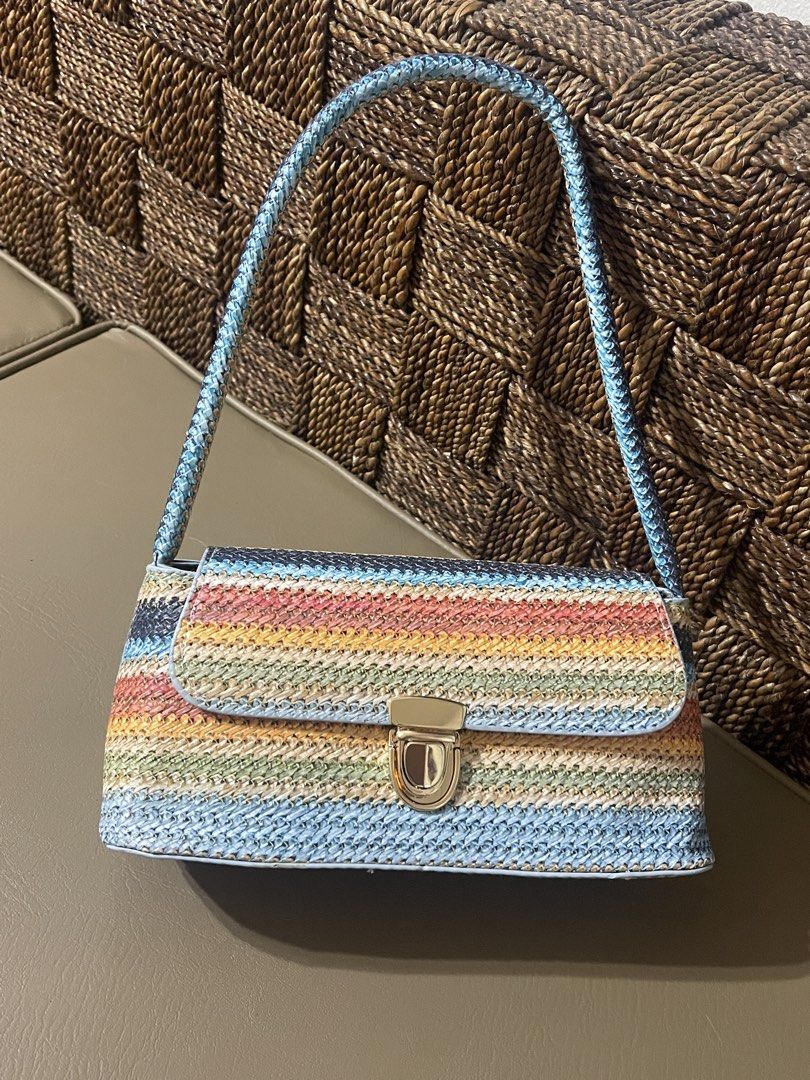 Mini Banig-Printed Kili Bag (Category: Shoulder Bags) located in Paranaque City. Submitted by lovenclutter (Listing ID 1455233571, Image 2). Description: Not really banig/weaved but printed lang siya to look like banig - cute for events - no flaws, kakabili lang - small size, can’t fit regular payong.