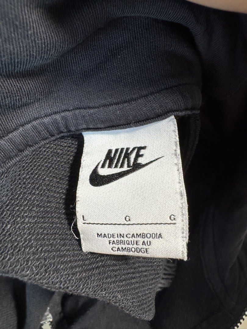 Nike Zip up (Category: Coats, Jackets and Outerwear) located in Singapore. Submitted by ilovechageee (Listing ID 1455152115, Image 3). Description: rarely worn .