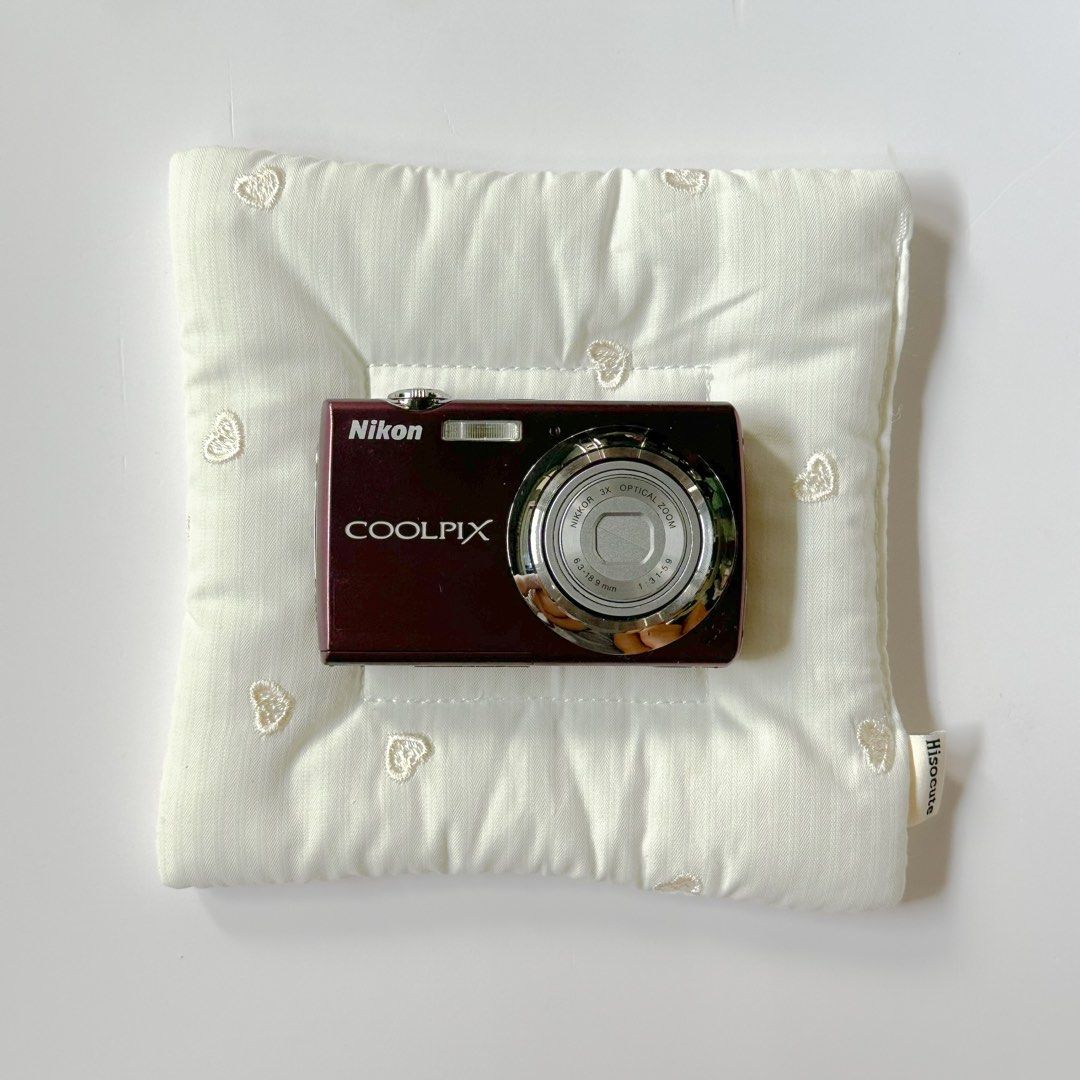 Nikon Coolpix S220 Digital Camera/DIGICAM (Category: Cameras) located in Magalang. Submitted by nitch.digicams (Listing ID 1455239726, Image 1). Description: Nikon Coolpix S220 🏷️5,500 NO FUNCTIONAL ISSUE❕ 10 megapixels CCD sensor 3x optical zoom Body cosmetics: 8.5/10 fully functional✨ 𝙞𝙣𝙘𝙡𝙪𝙨𝙞𝙤𝙣𝙨 : unit, battery, memory card, original charger and handstrap shipping nationwide issues: - one small lens dirt (check photos) - No port cove