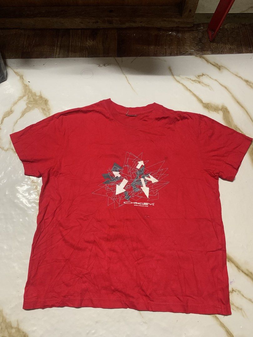 Oakley t shirt size small boxy (Category: Activewear) located in Iloilo. Submitted by johnpullan30303 (Listing ID 1455309863, Image 1). Description: - Brand: Oakley - Type: T-shirt - Color: Red - Size: Small - Fit: Boxy - Design: Features a unique graphic with arrows and abstract lines - Availability: Pre-order.