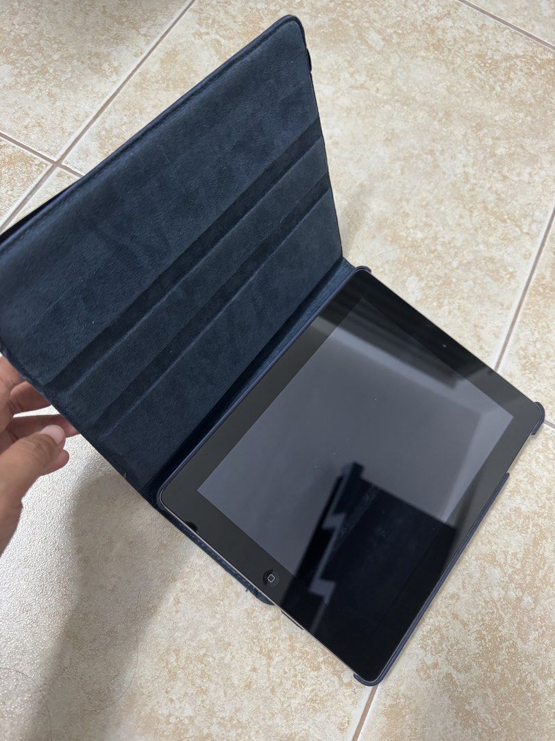 Old Generation Apple Ipad (Category: iPad) located in Las Pinas. Submitted by raiamrl (Listing ID 1455253804, Image 2). Description: - Has a limited storage due to used system storage; - Good screen for watching - Good for online games - Good for drawing - Good for kids - Weak battery - Case included RFS: Not using it. Decluttering..