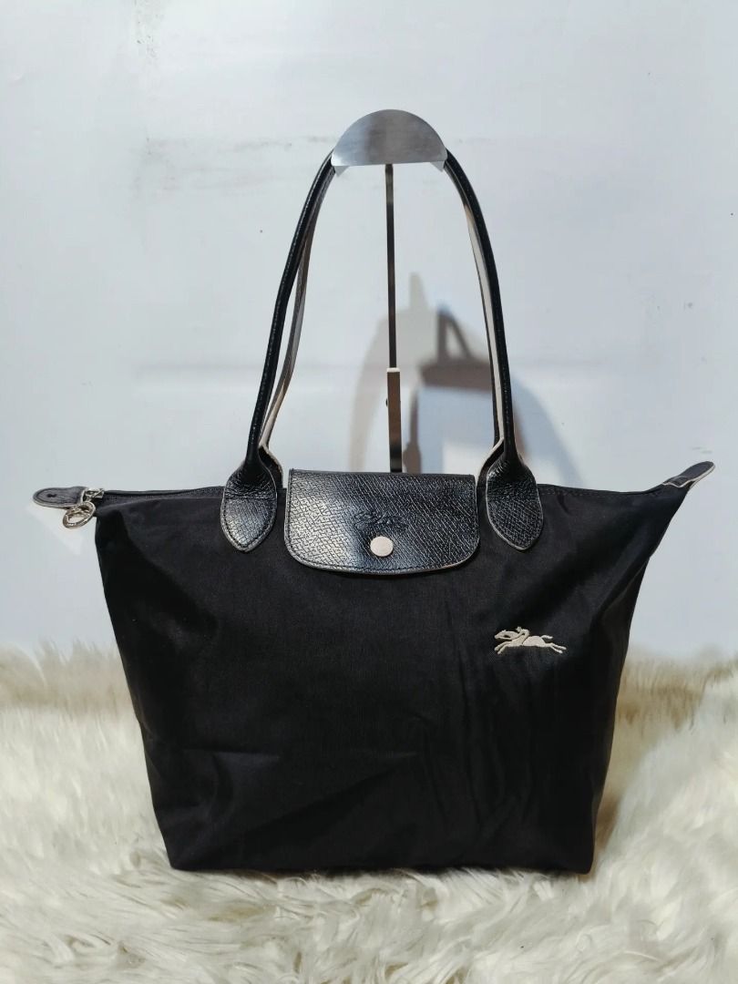 Original Longchamp Le Pliage Tote Bag Black (Category: Luxury Bags & Wallets) located in Cabuyao City. Submitted by your____lux____shop (Listing ID 1455297670, Image 1). Description: Sale❗️Sale❗️Sale❗️ ₱ 2,880 Original LONGCHAMP Preloved Black Medium Nylon & genuine leather trim 📌First to pay!.
