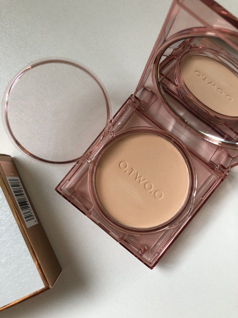 O.TWO.O Mist Mirror Locking Powder 01 Natural Ivory (Category: Makeup) located in Pasig City. Submitted by _mayalexa (Listing ID 1455158227, Image 2). Description: - O.TWO.O Mist Mirror Locking Powder - Shade: 01 Natural Ivory - Includes a convenient puff (used) and mirror - Net Weight: 12g - Expiry Date: 10/03/2031.