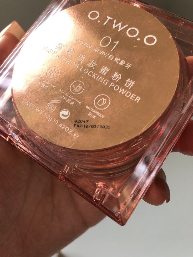 O.TWO.O Mist Mirror Locking Powder 01 Natural Ivory (Category: Makeup) located in Pasig City. Submitted by _mayalexa (Listing ID 1455158227, Image 3). Description: - O.TWO.O Mist Mirror Locking Powder - Shade: 01 Natural Ivory - Includes a convenient puff (used) and mirror - Net Weight: 12g - Expiry Date: 10/03/2031.