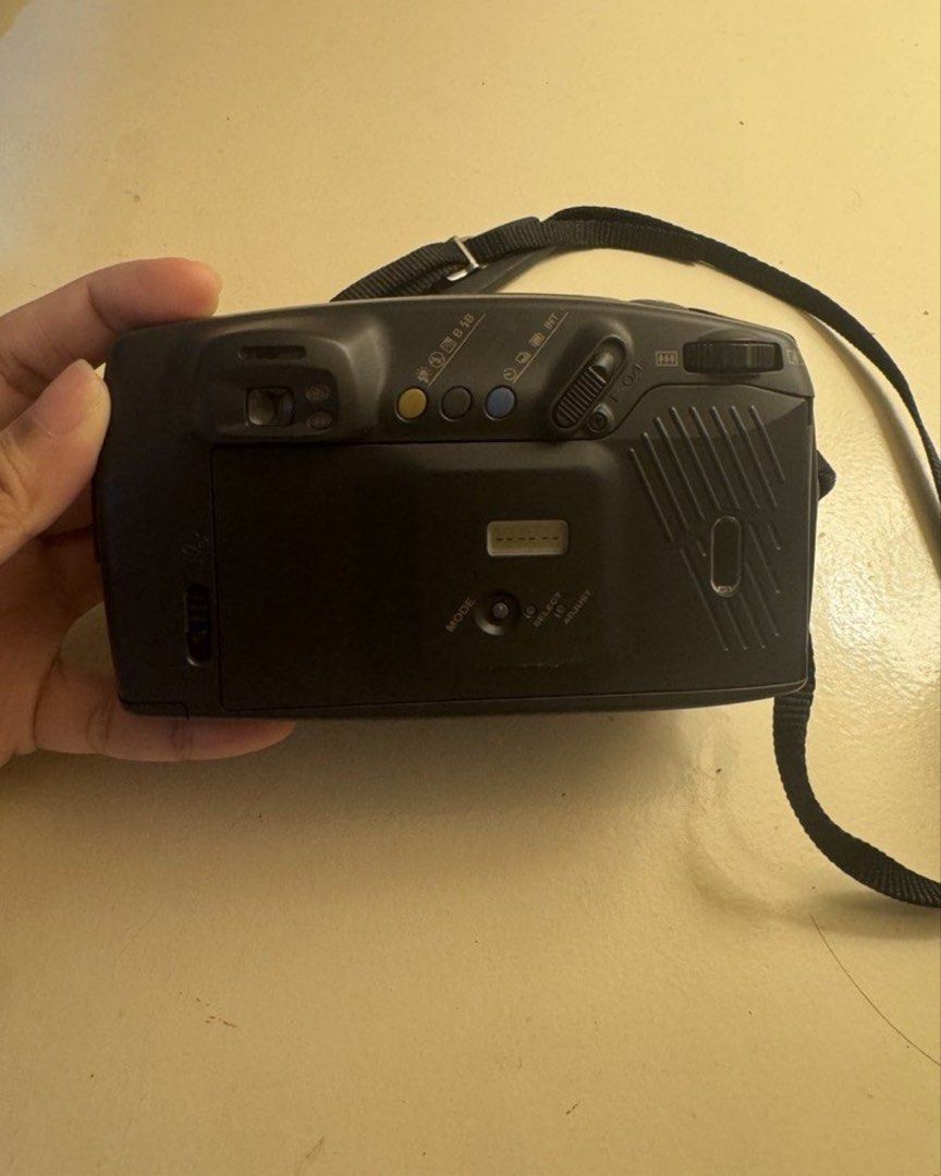 Pentax Zoom 105-R Film Camera (Category: Cameras) located in Manila. Submitted by dprnise (Listing ID 1455301039, Image 2). Description: ✅ 35 mm point-and-shoot film camera ✅ with 2 new batteries (bought dec 2025) ✅ condition: 8/10 with signs of use ✅ originally bought for ₱4,000 ✅ DM for sample shots ✅ inclusions: battery and leather case ✅ perfect for beginners RFS: not using it anymore Price is negotiable. Shipping must be shouldered by the bu
