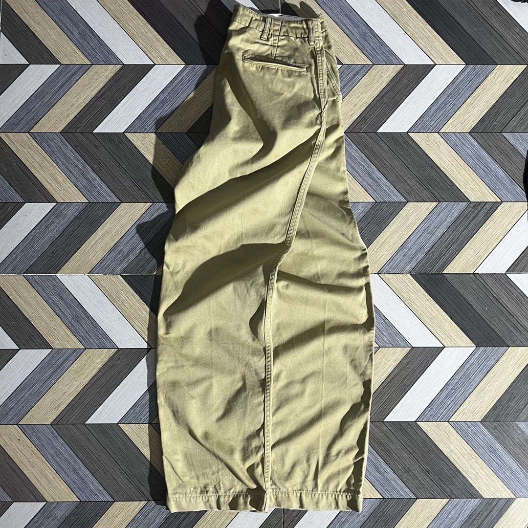 Pherrow’s Japan Chino Pants (Category: Chinos) located in Daraga. Submitted by th3cliquejunks (Listing ID 1455184315, Image 2). Description: Pherrow’s Japan Khaki Chino Pants Tagged Size: 32” Condition: 9.5/10 No issue Made in: Japan Dimensions: Waist: 32” Length: 42” Leg Opening: 8.5” - 3,280 Dm!.