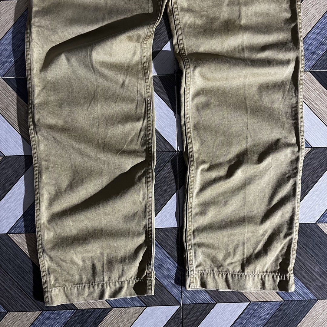 Pherrow’s Japan Chino Pants (Category: Chinos) located in Daraga. Submitted by th3cliquejunks (Listing ID 1455184315, Image 3). Description: Pherrow’s Japan Khaki Chino Pants Tagged Size: 32” Condition: 9.5/10 No issue Made in: Japan Dimensions: Waist: 32” Length: 42” Leg Opening: 8.5” - 3,280 Dm!.