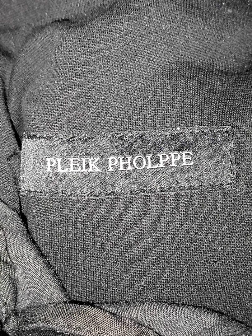 PLEIK PHOLPPE Black Shorts with Barbed Wire Design (Category: Shorts) located in Binan City. Submitted by kaithrifting (Listing ID 1455215842, Image 2). Description: - Brand: PLEIK PHOLPPE - Color: Black - Size: 34 - Design: Barbed wire and star detail along the hem - Features: Adjustable drawstring waist - Occasion: Casual wear.