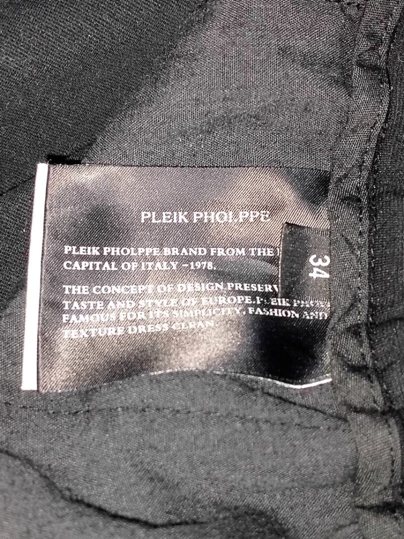 PLEIK PHOLPPE Black Shorts with Barbed Wire Design (Category: Shorts) located in Binan City. Submitted by kaithrifting (Listing ID 1455215842, Image 3). Description: - Brand: PLEIK PHOLPPE - Color: Black - Size: 34 - Design: Barbed wire and star detail along the hem - Features: Adjustable drawstring waist - Occasion: Casual wear.