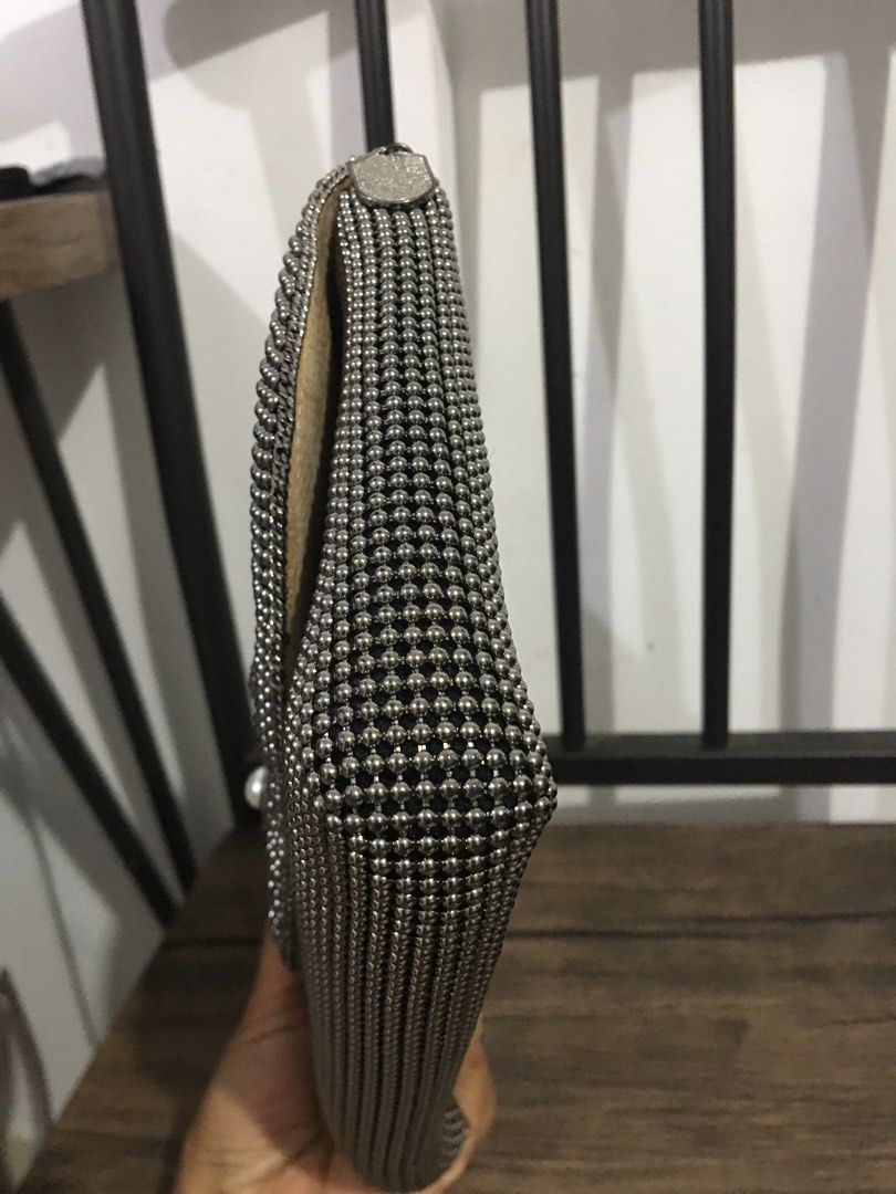 Pouch (Category: Purses & Pouches) located in Morong. Submitted by vastcat.b247ee680 (Listing ID 1455254392, Image 3). Description: Nice on actual No Issues .