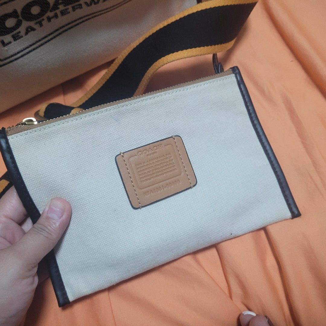 Preloved coach bag (Category: Luxury Bags & Wallets) located in Bulacan. Submitted by butterflym60701 (Listing ID 1455245408, Image 2). Description: in very good con dition.