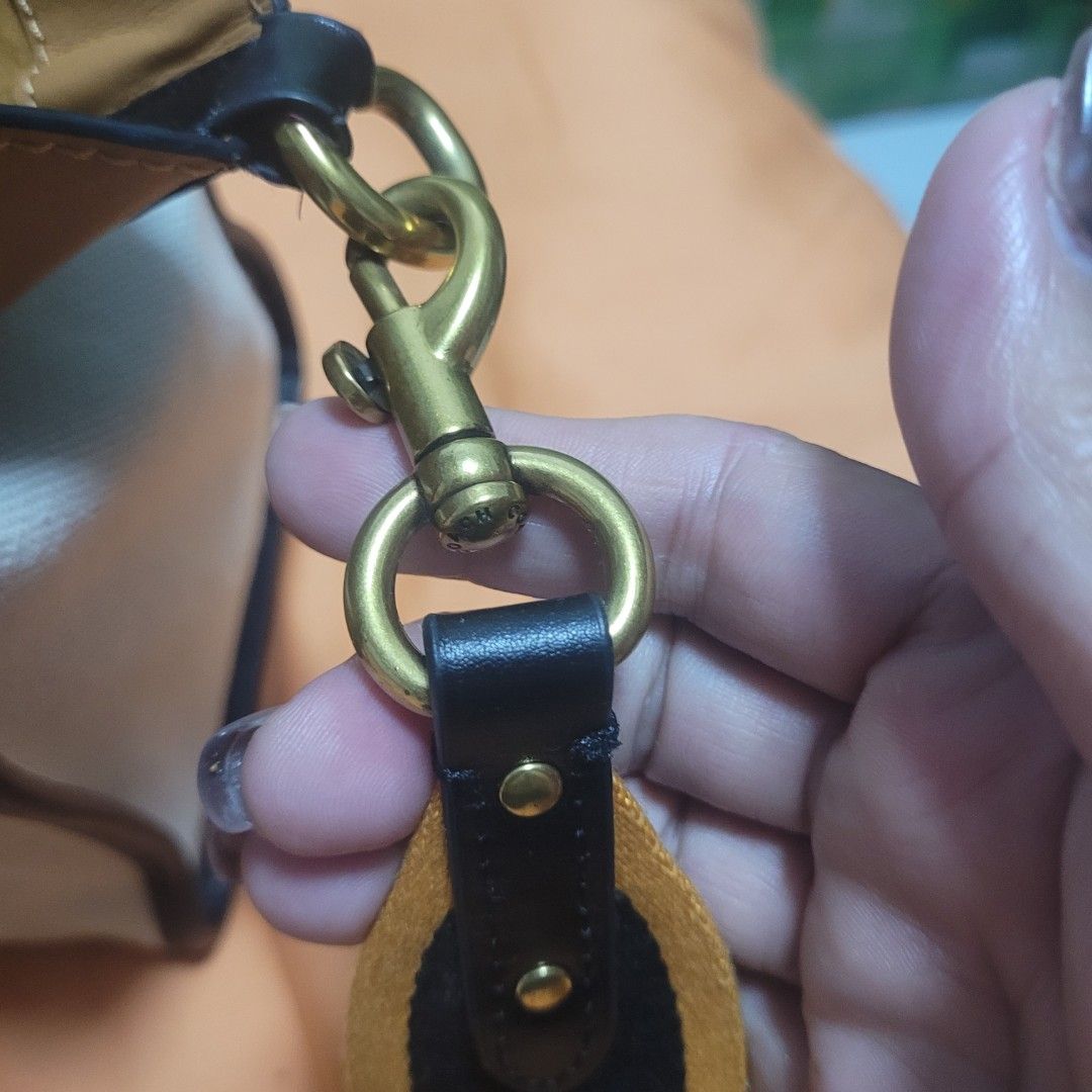Preloved coach bag (Category: Luxury Bags & Wallets) located in Bulacan. Submitted by butterflym60701 (Listing ID 1455245408, Image 3). Description: in very good con dition.