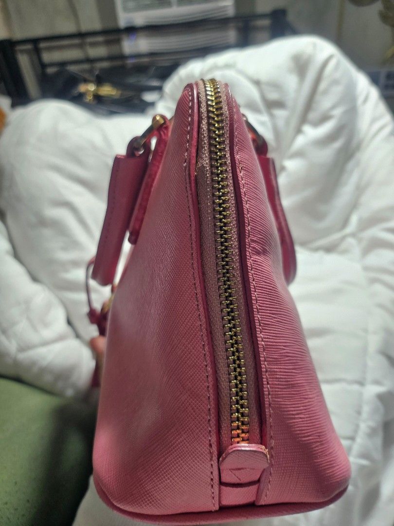 Preloved Prada small promenade bag (Category: Luxury Bags & Wallets) located in Tacloban City. Submitted by re_store23 (Listing ID 1455184326, Image 3). Description: •Please manage your expectations this is preloved and not brandnew! •naka Lampo zip but np White tags available po. •May rubs sa Baba niya pls refer sa Last photo ganun po yung mga corners . •Fadings sa Hardwares •what you see is what you get.