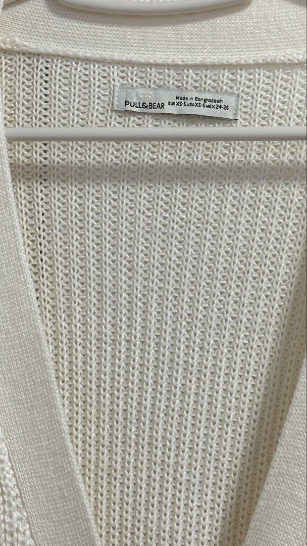 Pull&Bear Cardigans (Category: Coats, Jackets and Outerwear) located in Singapore. Submitted by wanjing22 (Listing ID 1455251123, Image 3). Description: Lightly Used!.