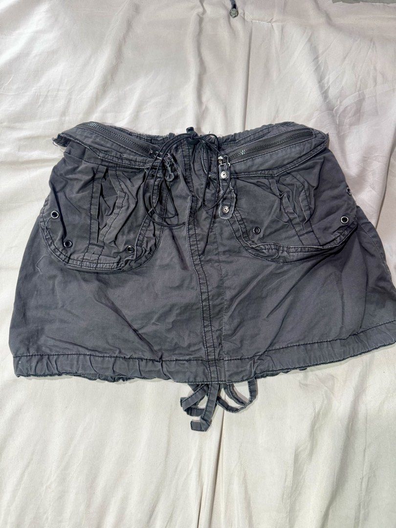 Reworked Y2k Grunge Set (Category: Sets or Coordinates) located in Quezon City. Submitted by chrollo7 (Listing ID 1455203051, Image 3). Description: - xs-medium - stretchy waist and adjustable drawstring top.