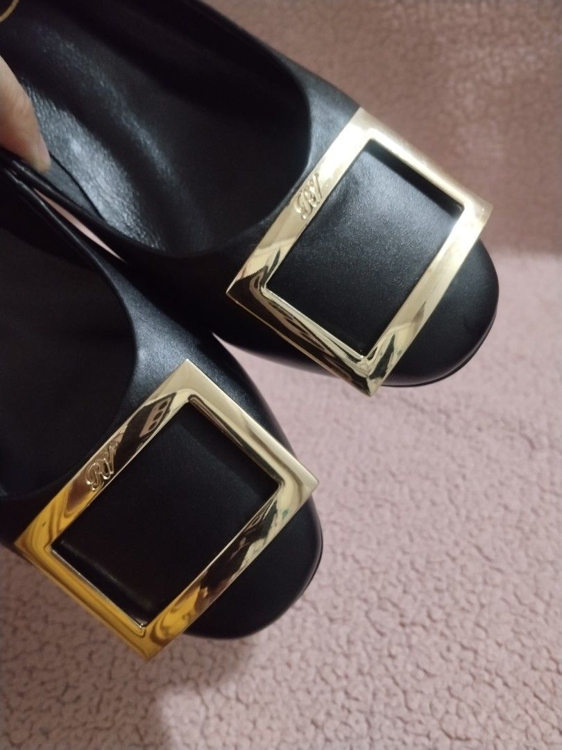 Roger Vivier (Category: Heels) located in Manila. Submitted by ineeeglp (Listing ID 1455231151, Image 2). Description: Unused.