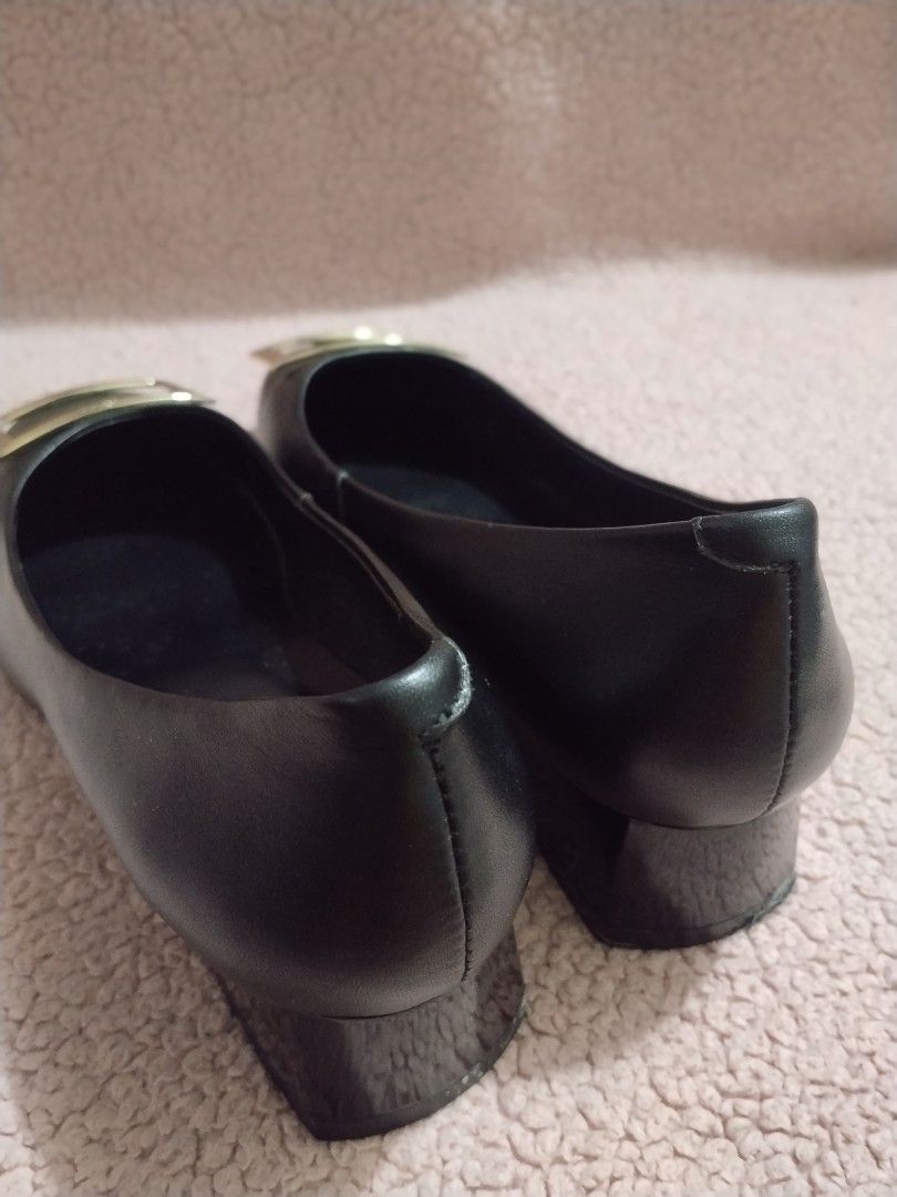 Roger Vivier (Category: Heels) located in Manila. Submitted by ineeeglp (Listing ID 1455231151, Image 3). Description: Unused.