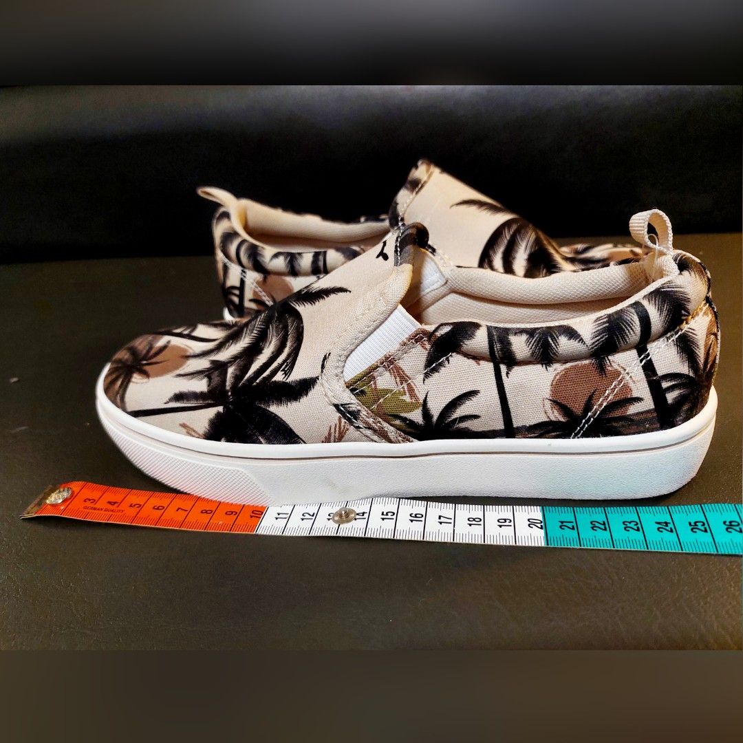 Shoes US Size 6 Womens (Category: Casual Shoes) located in Makati City. Submitted by a_pullman016 (Listing ID 1455225786, Image 3). Description: - US Size: 4 (Boys) - Womens US Size: 6 bought in the USA Condition: BRANDNEW (Never been used) Color; * What you see is what you get Very comfortable & smooth to use NO Box from the USA Price P800 only still negotiatiable for sure taker Bought Price: $30 Can ship nationwide:)).