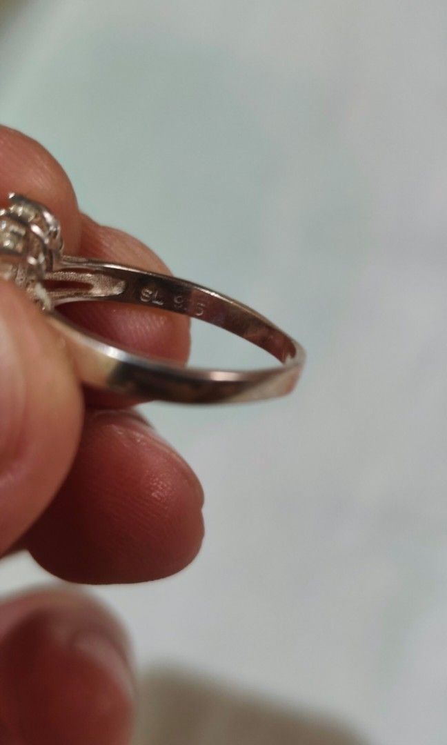 SILVER 925 Diamond Ring (Category: Rings) located in La Trinidad. Submitted by marksols (Listing ID 1455185618, Image 3). Description: .