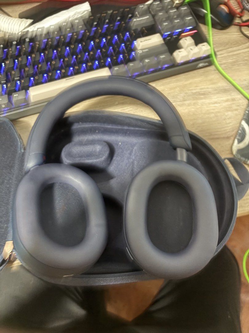 sony xm5 (Category: Headphones & Headsets) located in Taguig. Submitted by zednanrefecniv (Listing ID 1455283582, Image 2). Description: last january lng nabili, hindi nagamit masyado. With box and receipt, wala lang ung type C cable na kasama..