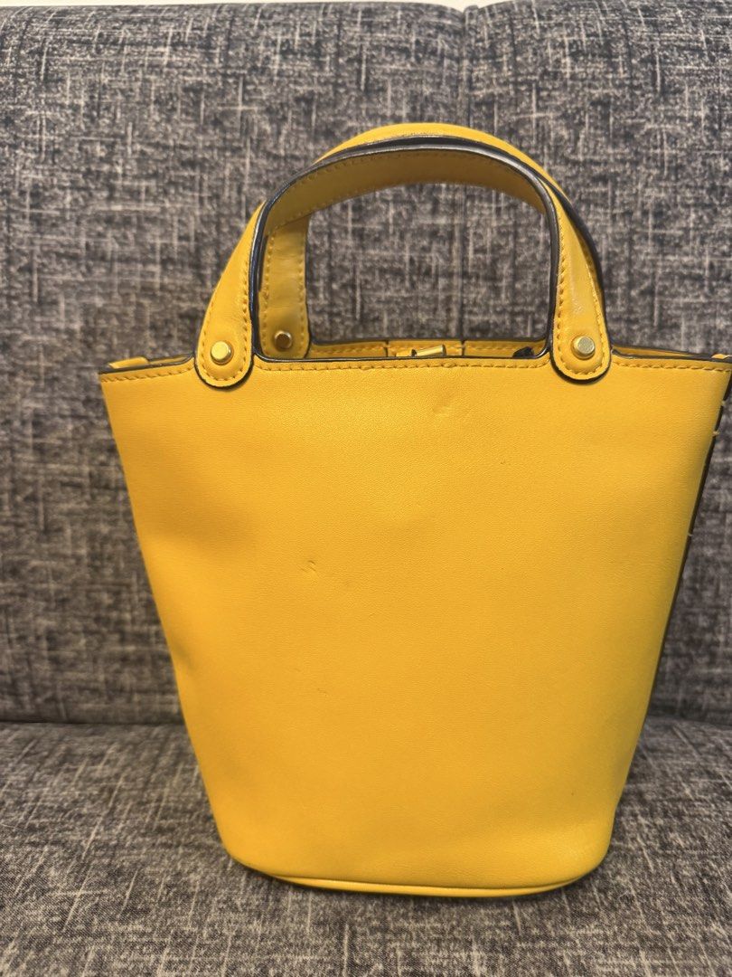 TORY BURCH BUCKET BAG 9x8 inches (Category: Cross-body Bags) located in Manila. Submitted by jaylo06 (Listing ID 1455147266, Image 2). Description: Issue may cracking ung strap ng hangtag and sa likod ng handle replace strap po ung body ng bag maganda pa po may jelly tag sa loob and coded sa may guato pm lang po thanks.
