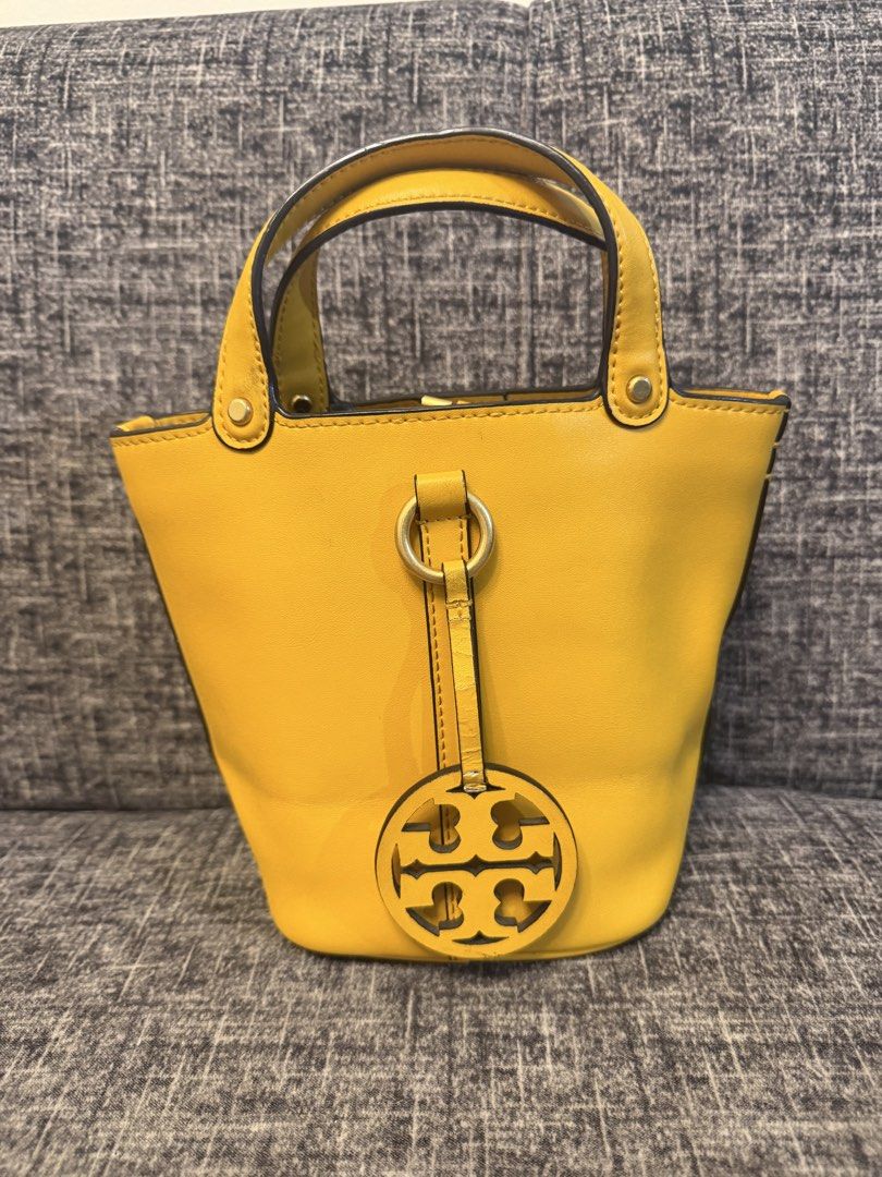 TORY BURCH BUCKET BAG 9x8 inches (Category: Cross-body Bags) located in Manila. Submitted by jaylo06 (Listing ID 1455147266, Image 1). Description: Issue may cracking ung strap ng hangtag and sa likod ng handle replace strap po ung body ng bag maganda pa po may jelly tag sa loob and coded sa may guato pm lang po thanks.