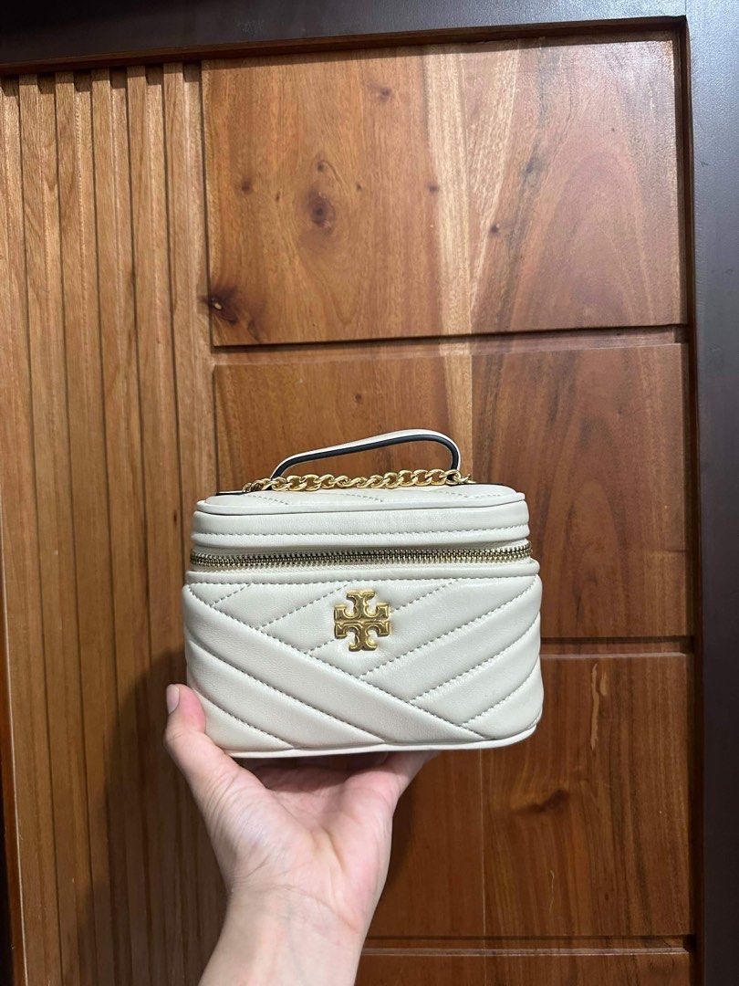 Tory Burch Vanity Bag (Category: Luxury Bags & Wallets) located in Caloocan City. Submitted by lovedbymex (Listing ID 1455243492, Image 1). Description: - Cream-colored Tory Burch vanity - Quilted chevron pattern - Gold hardware - Zipper closure - Top handle - Detachable chain strap - Interior zippered pocket Lalamove, J&T, or Pick up Lipa City, Batangas.