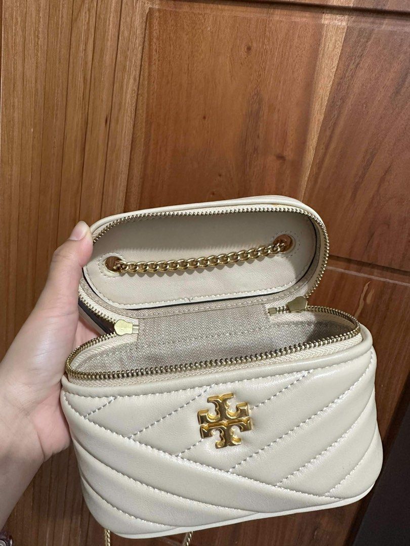 Tory Burch Vanity Bag (Category: Luxury Bags & Wallets) located in Caloocan City. Submitted by lovedbymex (Listing ID 1455243492, Image 3). Description: - Cream-colored Tory Burch vanity - Quilted chevron pattern - Gold hardware - Zipper closure - Top handle - Detachable chain strap - Interior zippered pocket Lalamove, J&T, or Pick up Lipa City, Batangas.