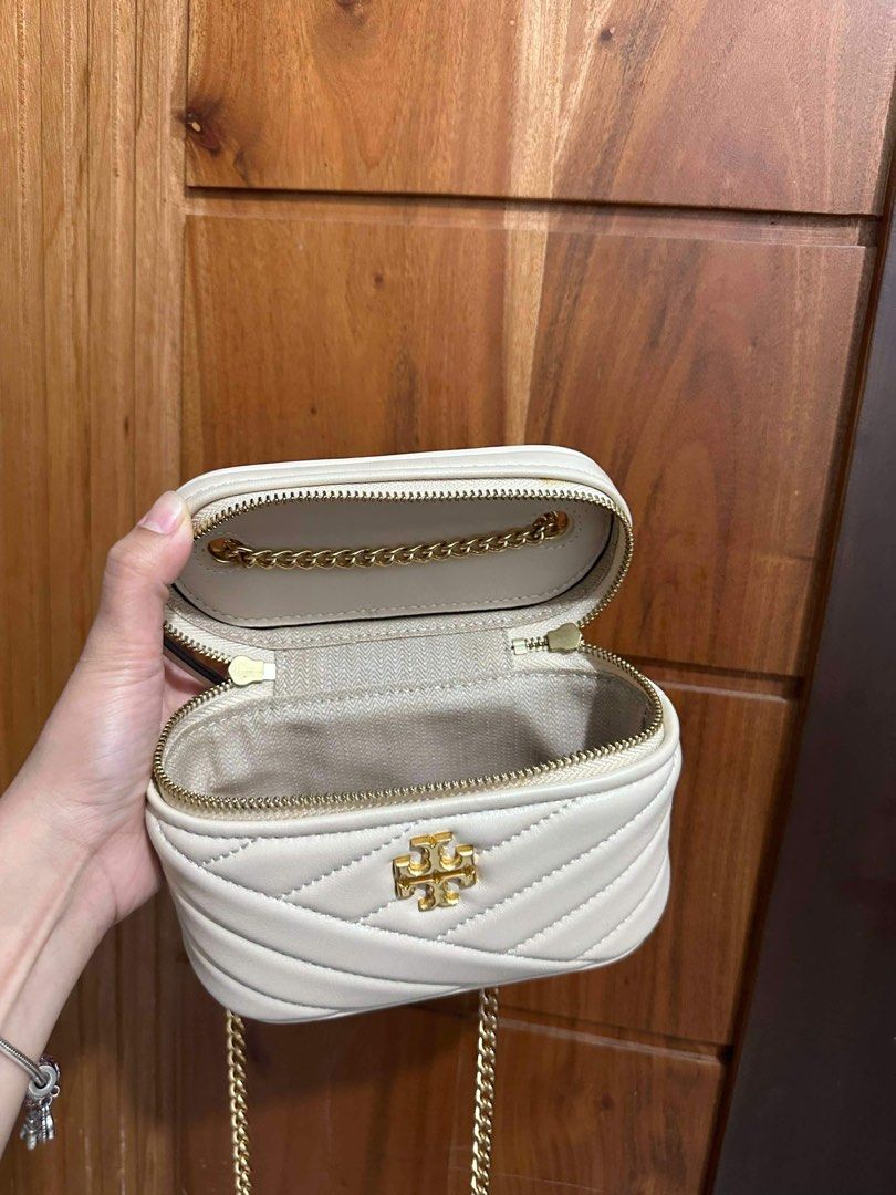 Tory Burch Vanity Bag (Category: Luxury Bags & Wallets) located in Caloocan City. Submitted by lovedbymex (Listing ID 1455243492, Image 2). Description: - Cream-colored Tory Burch vanity - Quilted chevron pattern - Gold hardware - Zipper closure - Top handle - Detachable chain strap - Interior zippered pocket Lalamove, J&T, or Pick up Lipa City, Batangas.