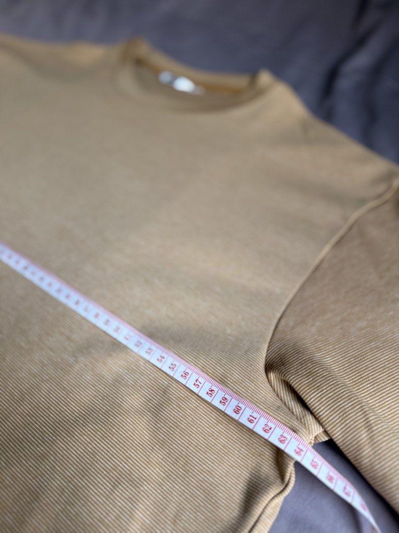 Uniqlo basic (Category: Tshirts & Polo Shirts) located in Singapore. Submitted by llq88 (Listing ID 1455157083, Image 3). Description: .