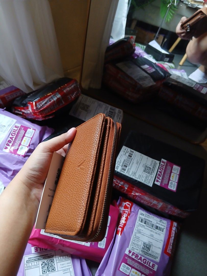 Unisex medium wallet (Category: Wallets & Card Holders) located in Macabebe. Submitted by collectionspurses (Listing ID 1455317263, Image 2). Description: orig vek, imported, rare, new, unisex.