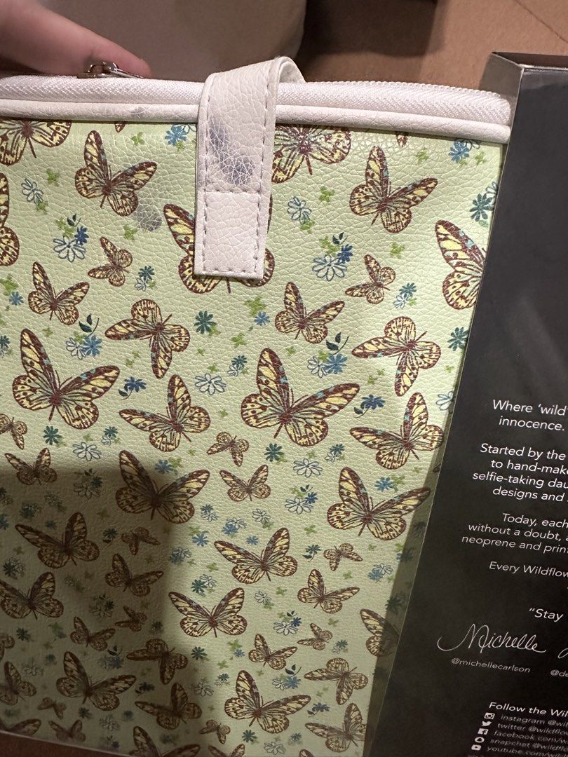 Urban outfitters laptop case (Category: Cases & Sleeves) located in Quezon City. Submitted by mellym00 (Listing ID 1455290238, Image 3). Description: Brand new with slight marking, did not try to remove .