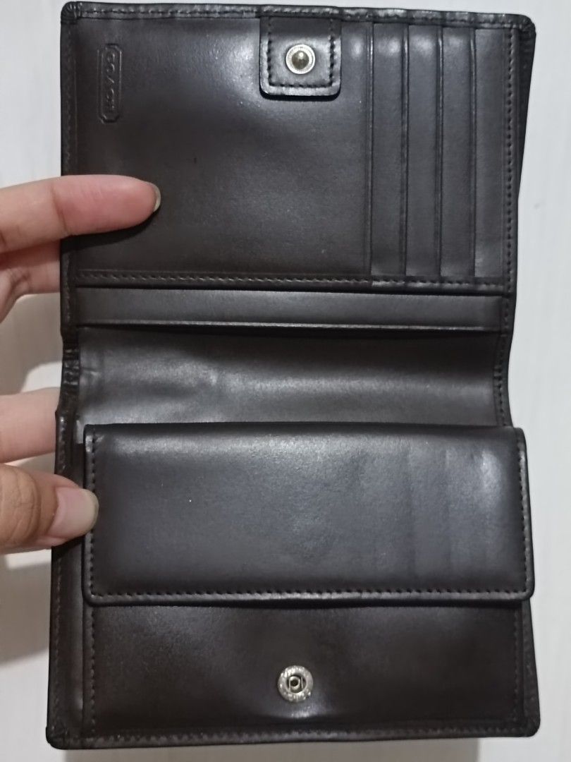 Vintage Coach Hampton Signature Monogram Compact Wallet (Category: Luxury Bags & Wallets) located in Pasig City. Submitted by charmillee (Listing ID 1455310814, Image 3). Description: Color: bordeaux/burgundy and dark brown Authentic, Japan-sourced.