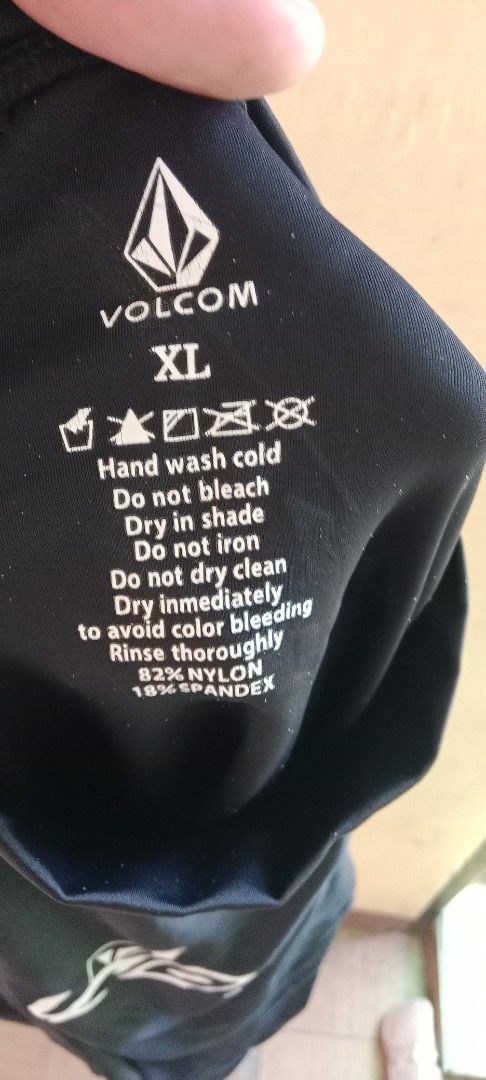 Volcom Long Sleeve Rash Guard XL Black Grey (Category: Activewear) located in Koronadal. Submitted by gifts.thrifts (Listing ID 1455320199, Image 3). Description: - Volcom Long Sleeve Rash Guard - Size: XL - Color: Black with Grey Sleeves and Side Panels - Features: Volcom logo on front and back - Material: 82% Nylon, 18% Spandex - Benefits: Excellent sun protection for water activities.