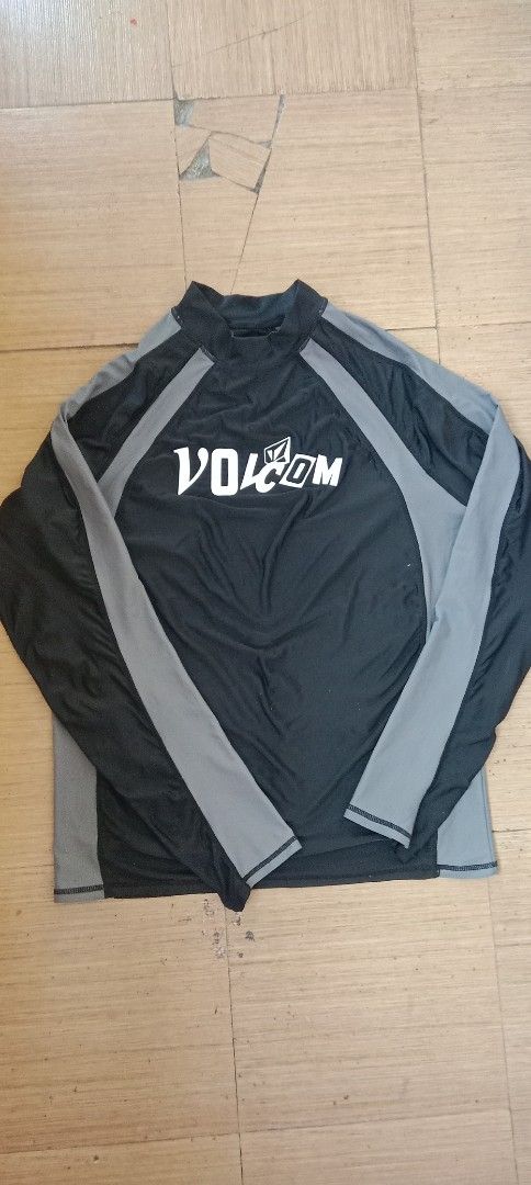Volcom Long Sleeve Rash Guard XL Black Grey (Category: Activewear) located in Koronadal. Submitted by gifts.thrifts (Listing ID 1455320199, Image 1). Description: - Volcom Long Sleeve Rash Guard - Size: XL - Color: Black with Grey Sleeves and Side Panels - Features: Volcom logo on front and back - Material: 82% Nylon, 18% Spandex - Benefits: Excellent sun protection for water activities.