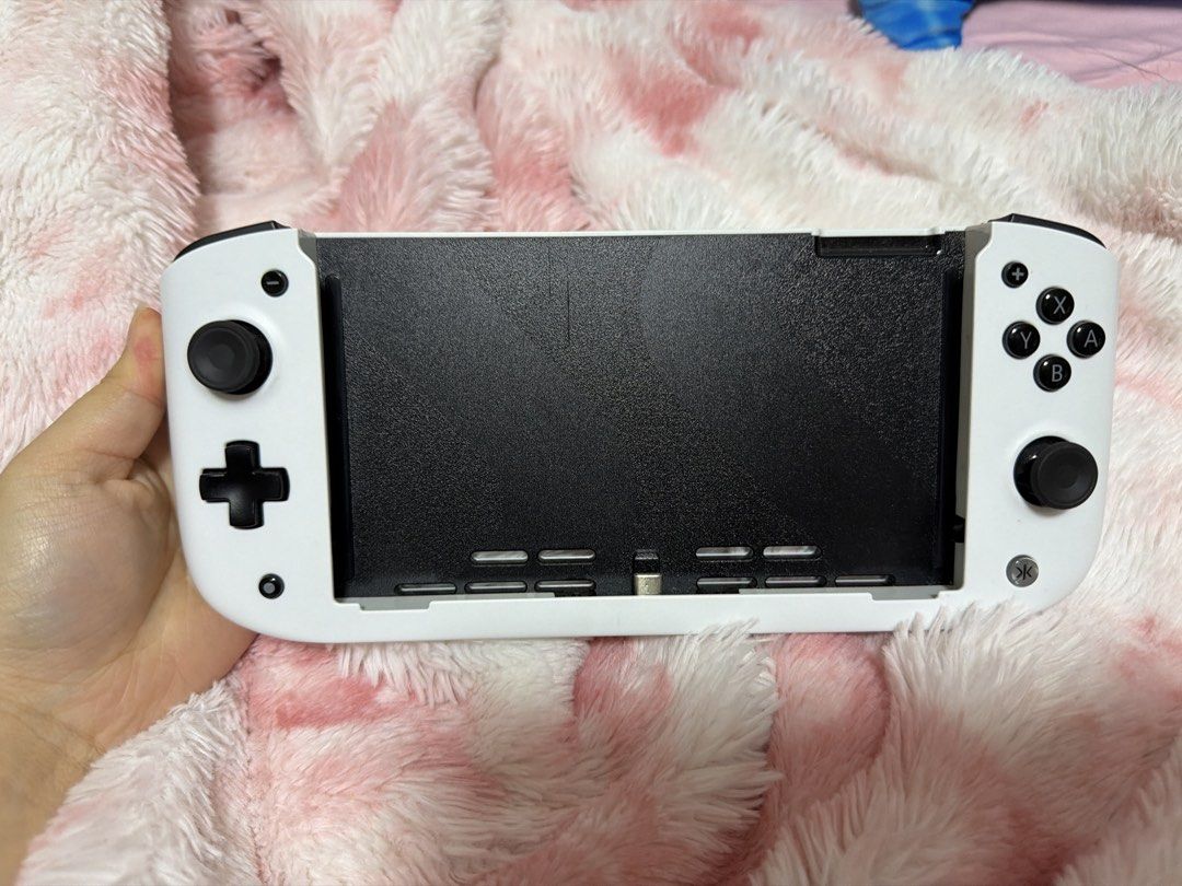 White Nitrodeck controller for Switch (Category: Controllers) located in Singapore. Submitted by brightshark-e4d3 (Listing ID 1455246161, Image 1). Description: - Price can negotiate, trade also can - White nitrodeck with minor signs of use - If you want your switch to feel more like a hanheld console/ steamdeck, you can get this for better ergonomics - It fixes stick drift using Hall Effect thumbsticks, reduces lag via a direct USB-C connection,