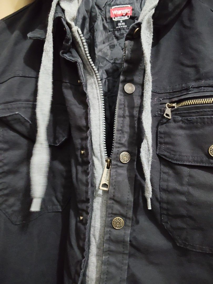 Wrangler Work wear Jacket w/ Hoodie (Category: Coats, Jackets and Outerwear) located in Manila. Submitted by sakamotostuffcollection (Listing ID 1455270452, Image 3). Description: size M 22/28 no issue.