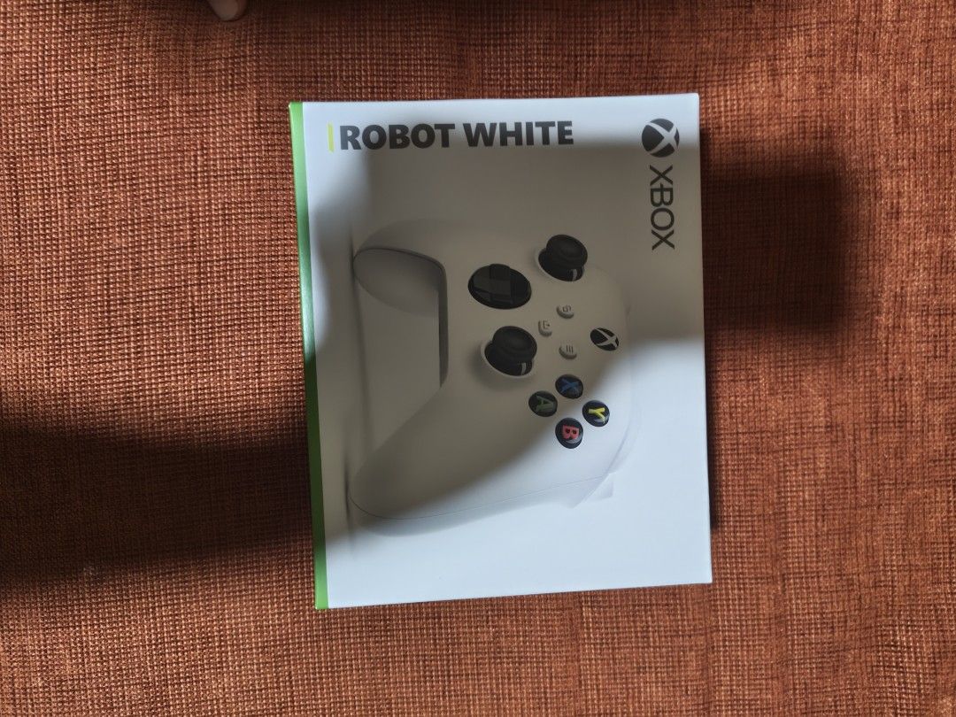 Xbox controller (Category: Controllers) located in Singapore. Submitted by itsjustmomo (Listing ID 1455306292, Image 1). Description: Selling because extra.